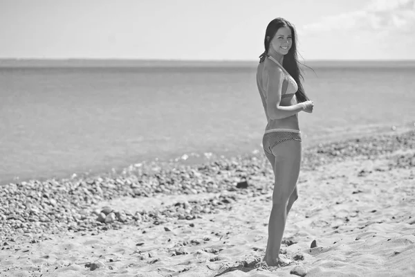 Bikinili Genç Bir Kadın — Stok fotoğraf