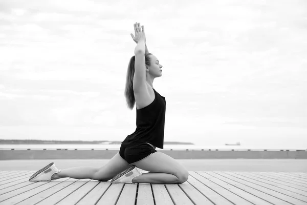 Genç Atletik Sağlıklı Kız Deniz Kenarında Yoga Yapıyor — Stok fotoğraf