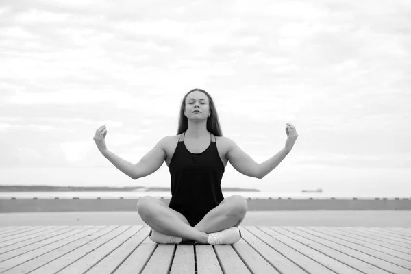 Genç Atletik Sağlıklı Kız Deniz Kenarında Yoga Yapıyor — Stok fotoğraf