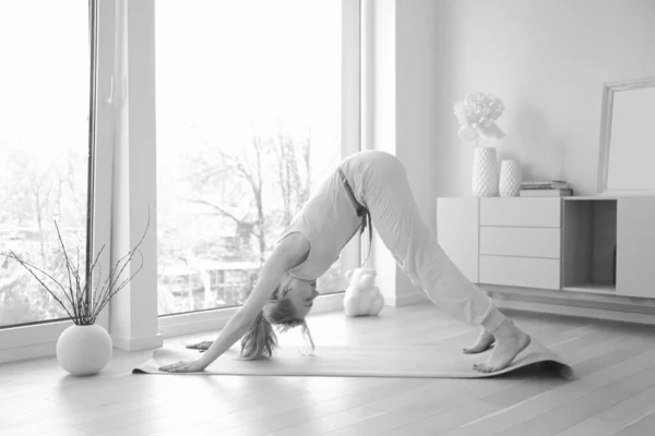 Jong Mooi Vrouw Oefenen Yoga Pose Buurt Groot Venster — Stockfoto