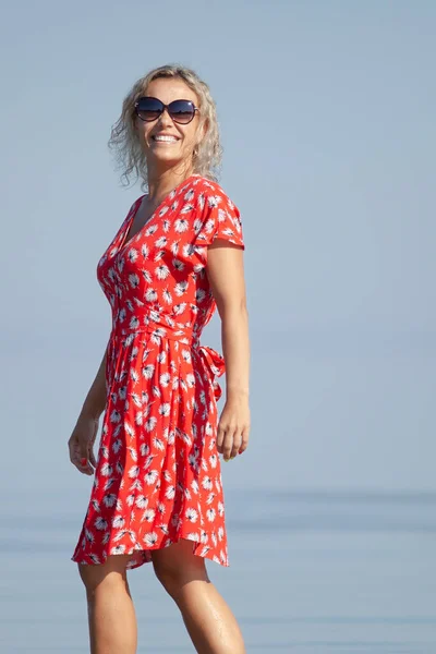 Mulher Beleza Vestido Vermelho Praia — Fotografia de Stock