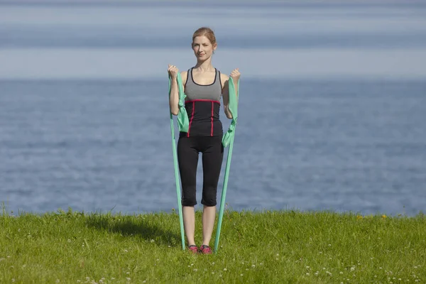 Jeune Femme Faisant Exercice Matin Près Mer — Photo