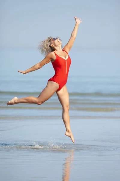 Mulher Beleza Maiô Vermelho Praia — Fotografia de Stock