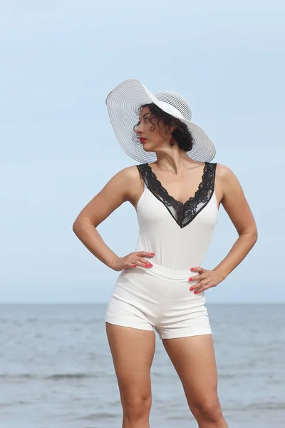 Mujer Con Sombrero Blanco Sobre Fondo Del Mar —  Fotos de Stock