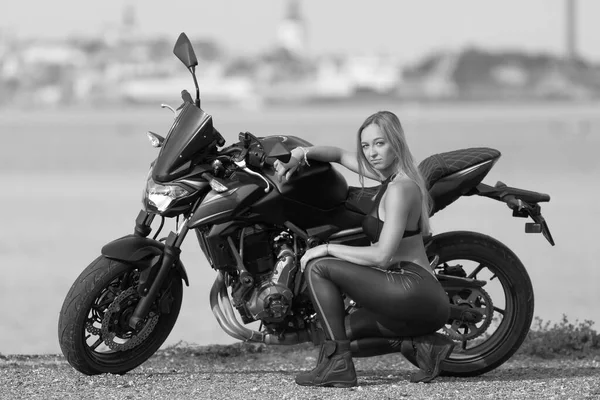 Giovane Donna Con Una Moto Sportiva Sullo Sfondo Del Mare — Foto Stock