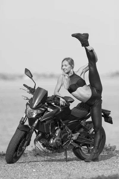 具有海上背景的摩托车的年轻女子 — 图库照片