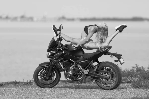 Jeune Femme Avec Une Moto Sportive Sur Fond Mer — Photo