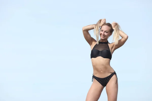 Mujer Joven Traje Baño Negro Playa —  Fotos de Stock