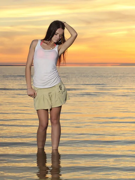 Jovem Magro Menina Vestido Posando Pôr Sol Mar — Fotografia de Stock