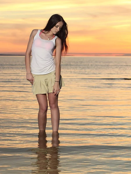 Jovem Magro Menina Vestido Posando Pôr Sol Mar — Fotografia de Stock