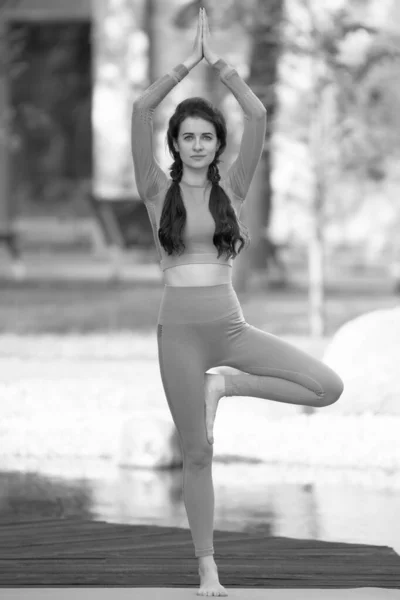 Hermosa Joven Haciendo Ejercicio Yoga Aire Libre — Foto de Stock