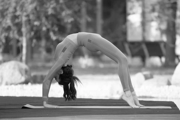 Bella Giovane Donna Che Esercizio Yoga All Aperto — Foto Stock