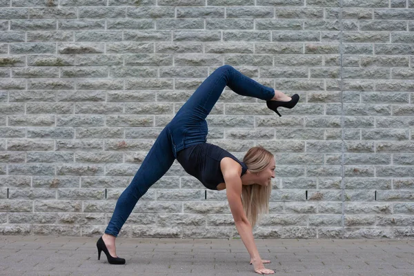 Jovem Beleza Atlética Menina Com Boa Flexibilidade — Fotografia de Stock