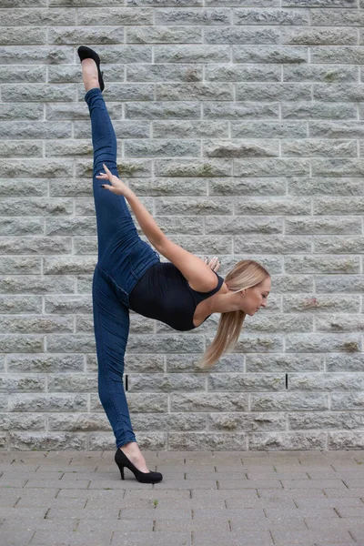 Jeune Fille Sportive Beauté Avec Une Bonne Flexibilité — Photo