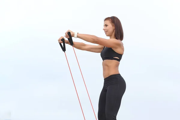 Mujer Joven Haciendo Ejercicio Por Mañana Junto Mar — Foto de Stock