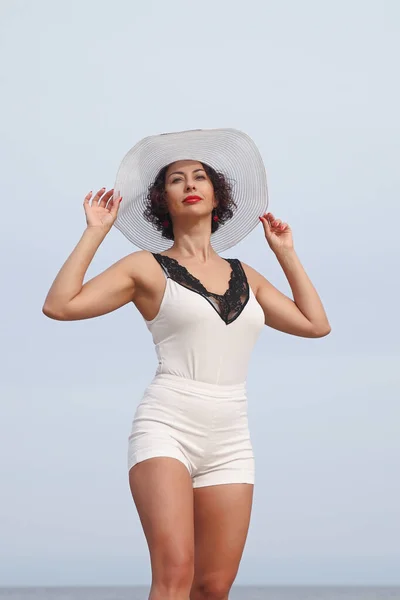 Donna Con Cappello Bianco Sullo Sfondo Del Mare — Foto Stock