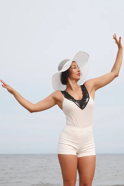 Donna Con Cappello Bianco Sullo Sfondo Del Mare — Foto Stock