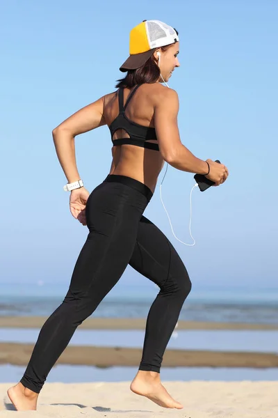 Jovem Menina Sportswear Jogging Pelo Mar — Fotografia de Stock