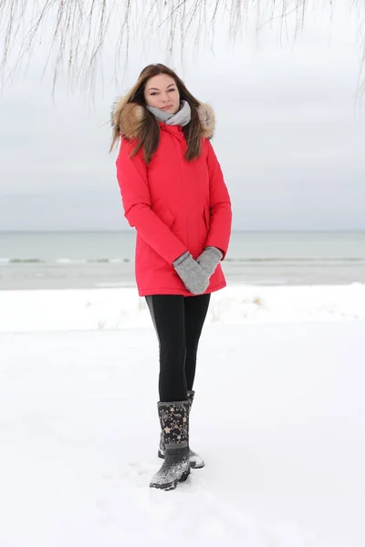 Jovem Mulher Uma Jaqueta Vermelha Inverno Fundo Neve — Fotografia de Stock