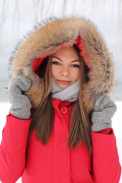 Jovem Mulher Uma Jaqueta Vermelha Inverno Fundo Neve — Fotografia de Stock