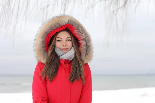 Jovem Mulher Uma Jaqueta Vermelha Inverno Fundo Neve — Fotografia de Stock