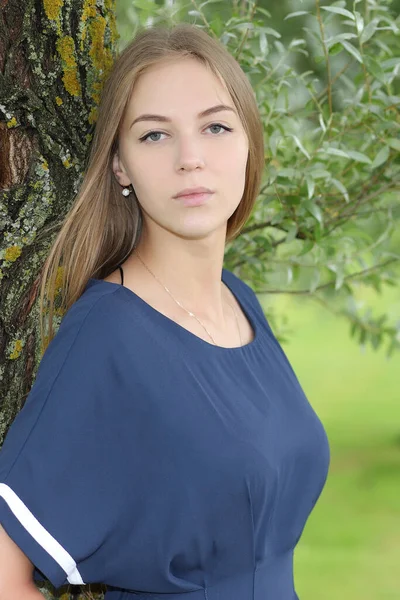 Jovem Mulher Bonita Vestido Azul Posando Verão — Fotografia de Stock