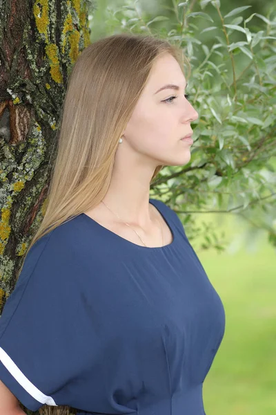 Jovem Mulher Bonita Vestido Azul Posando Verão — Fotografia de Stock