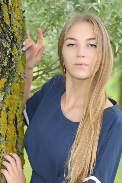 Молода Красива Жінка Блакитній Сукні Позує Влітку — стокове фото
