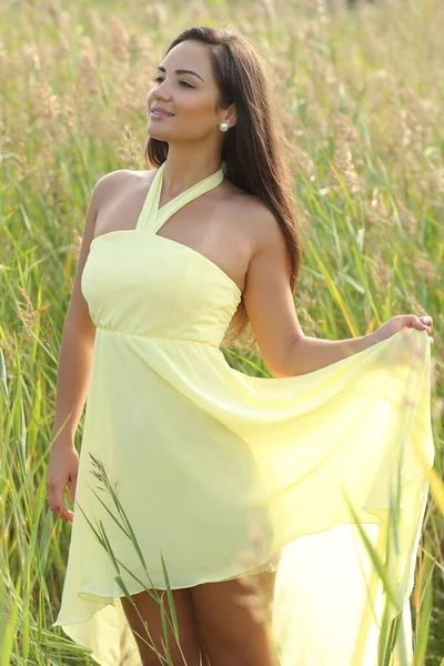 Νεαρή Όμορφη Γυναίκα Κίτρινο Φόρεμα Ποζάρουν Καλοκαίρι — Φωτογραφία Αρχείου