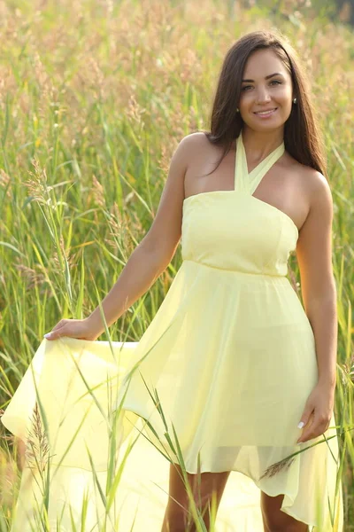 Yazın Sarı Elbiseli Güzel Bir Kadın Poz Veriyor — Stok fotoğraf