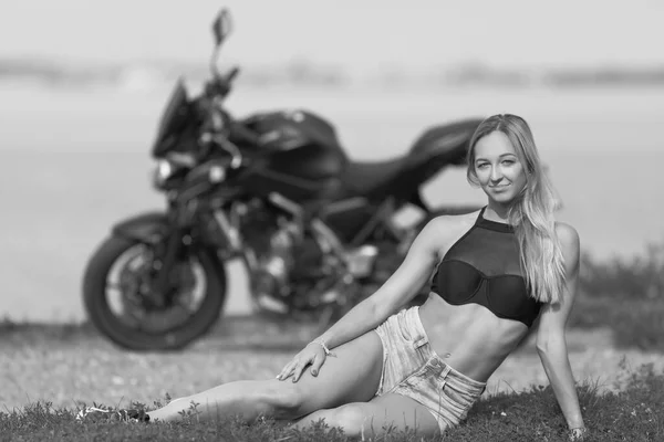 Mujer Joven Con Una Motocicleta Deportiva Fondo Del Mar —  Fotos de Stock