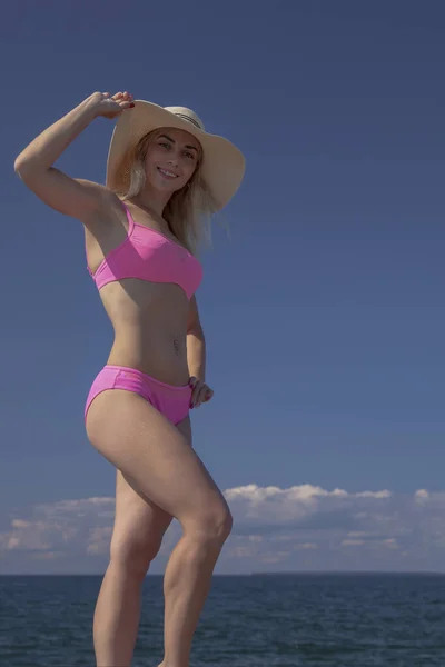 Bella Donna Bikini Sulla Spiaggia — Foto Stock