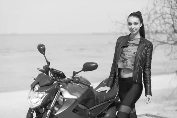Jong Meisje Een Motorfiets Zomer — Stockfoto