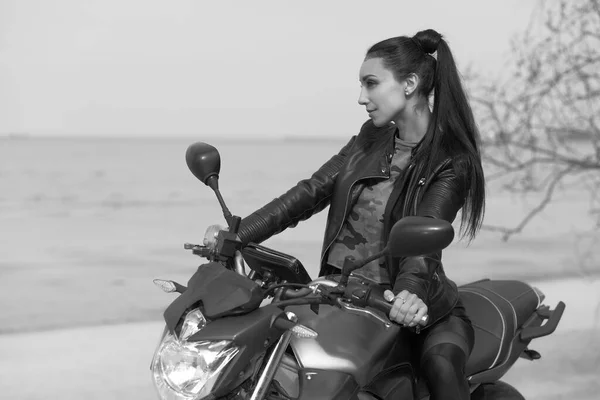 Chica Joven Una Motocicleta Verano —  Fotos de Stock