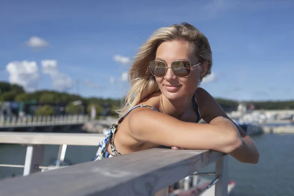 Junge Frau Einem Schlanken Kleid Der Nähe Der Yachten — Stockfoto