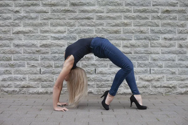 Young Fitness Girl Sports Figure Doing Stretching — Stock Photo, Image