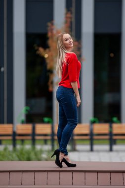 Şehirde genç ve şık bir kızın fotoğrafı.