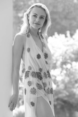 Şeffaf sabahlık giymiş genç, güzel bir sarışın.