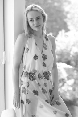 Şeffaf sabahlık giymiş genç, güzel bir sarışın.