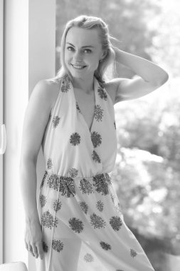 Şeffaf sabahlık giymiş genç, güzel bir sarışın.