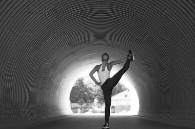 Yoga yapan güzel genç bir kadın, açık havada.