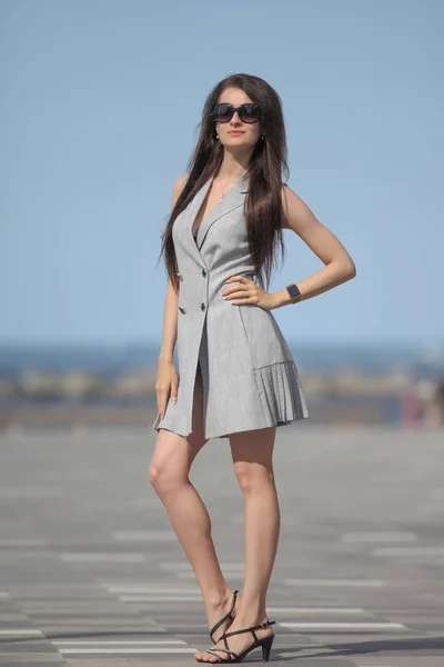 Jovem Menina Bonita Vestido Posando Livre — Fotografia de Stock