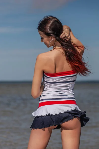 Gelukkige Vrouw Het Strand Zee — Stockfoto