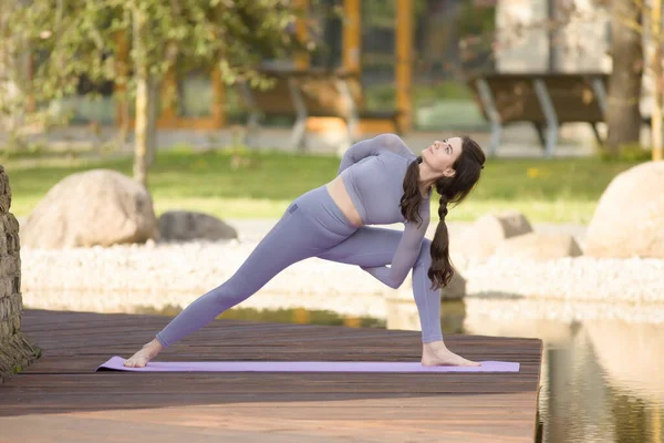 Hermosa Joven Haciendo Ejercicio Yoga Aire Libre — Foto de Stock