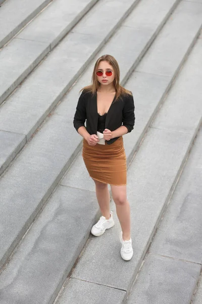 Jeune Fille Mode Posant Dans Les Vêtements Dans Rue — Photo