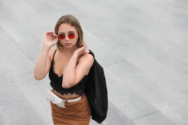 Jeune Fille Mode Posant Dans Les Vêtements Dans Rue — Photo