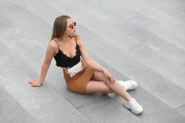 Junge Modische Mädchen Posieren Kleidern Auf Der Straße — Stockfoto