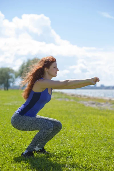 Frau Beim Yoga Meer Schönheit Fitness Frau — Stockfoto