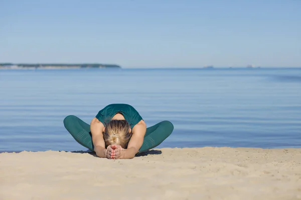 Mujer Haciendo Yoga Mar Belleza Mujer Fitness — Foto de Stock