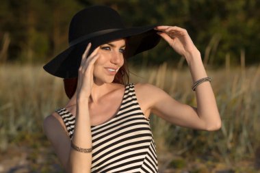 Güzel, seksi, genç bir kadın yazın tadını çıkarıyor.